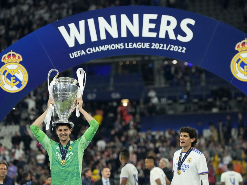 Thibaut Courtois s víťaznou trofejou