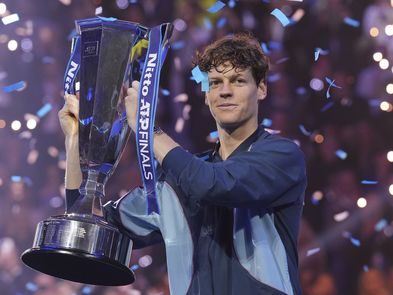 Oslavujúci Jannik Sinner s víťaznou trofejou