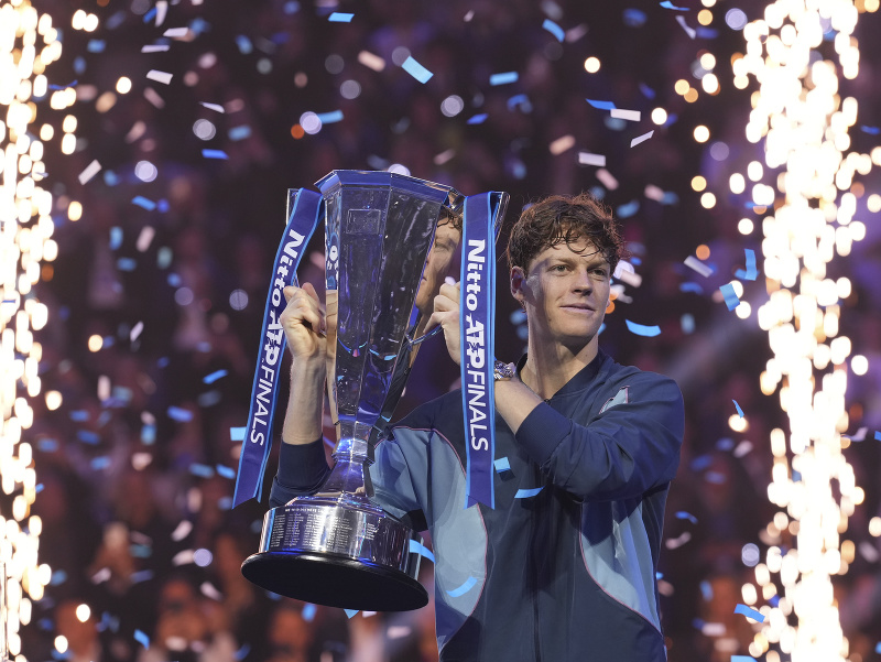 Jannik Sinner s víťaznou trofejou