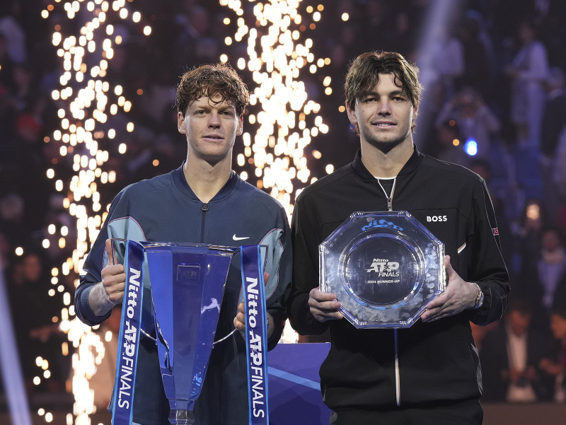 Oslavujúci Jannik Sinner a Taylor Fritz s trofejami