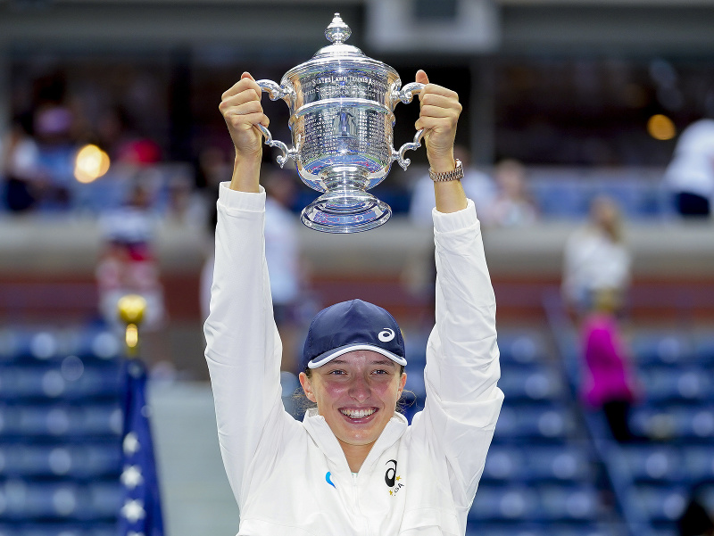 Poľská tenistka Iga Swiateková s trofejou pre víťazku US Open