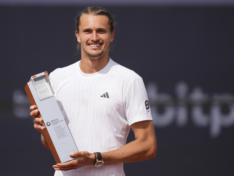 Alexander Zverev s víťaznou trofejou po triumfe na turnaji ATP v Mníchove