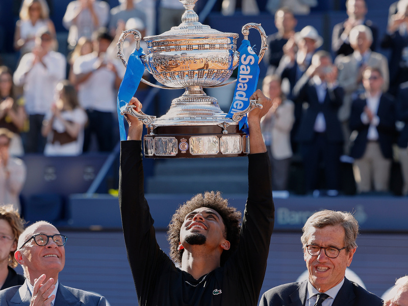 Oslavujúci Arthur Fils s víťaznou trofejou