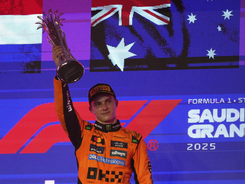 Oscar Piastri s trofejou oslavuje svoj triumf na Veľkej cene Saudskej Arábie F1