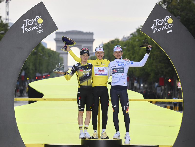Slovinský cyklista Tadej Pogačar (SAE Team Emirates-XRG) v žltom drese pre víťaza celkového poradia pózuje na pódiu po záverečnej 21. etape prestížnych cyklistických pretekov Tour de France v Paríži