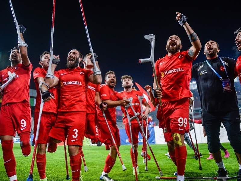 Hráči Turecka oslavujú titul majstrov Európy