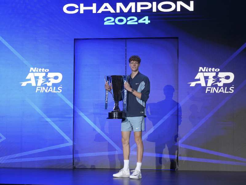 Taliansky tenista Jannik Sinner pózuje s trofejou po výhre na Turnaji majstrov