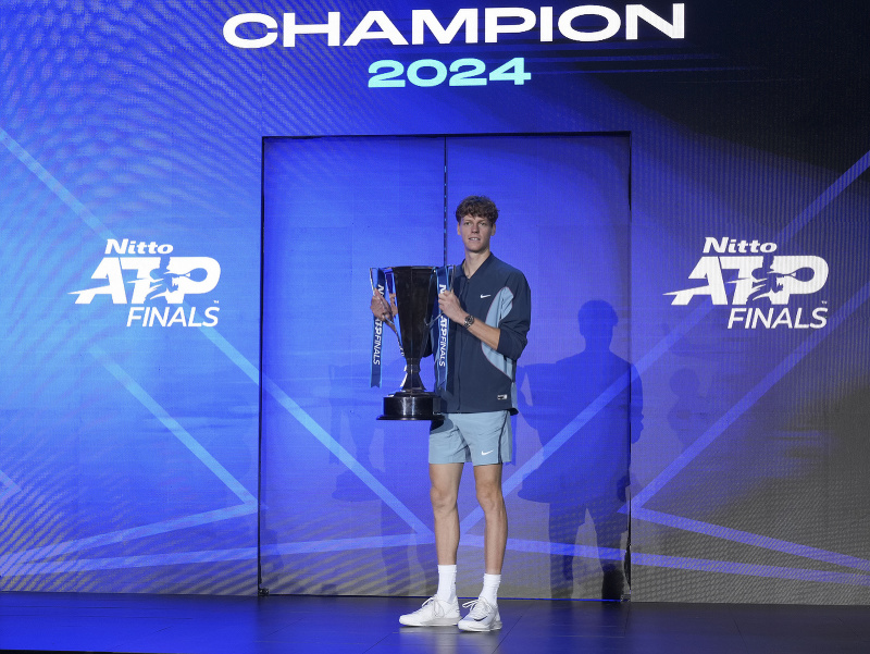 Taliansky tenista Jannik Sinner pózuje s trofejou po výhre na Turnaji majstrov