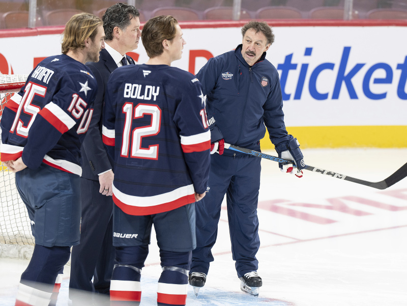 Guy Gaudreau, otec Johnnyho and Matthewa Gaudreauovcov, počas tréningu americkej hokejovej reprezentácie 