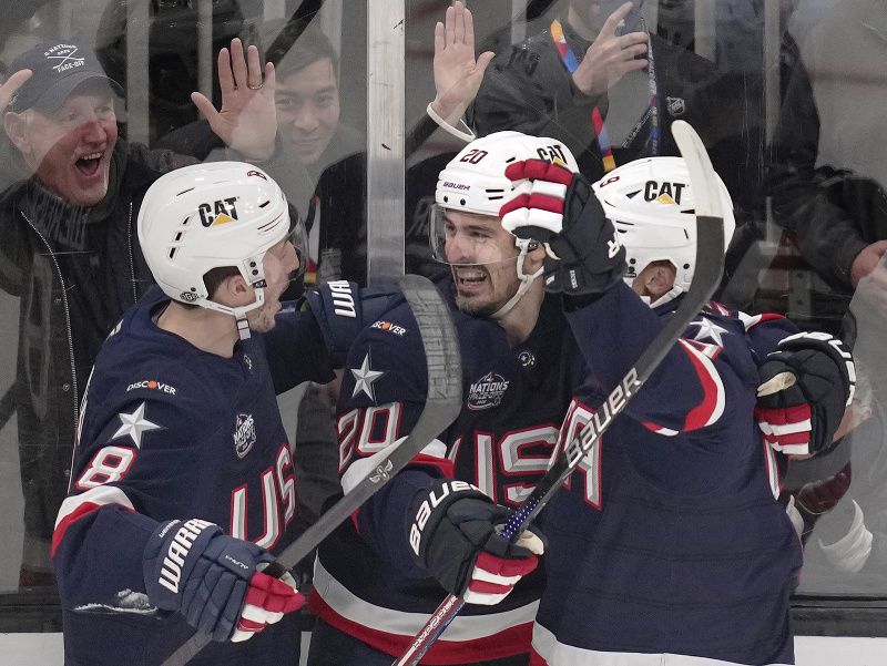 Hokejisti USA oslavujú gól