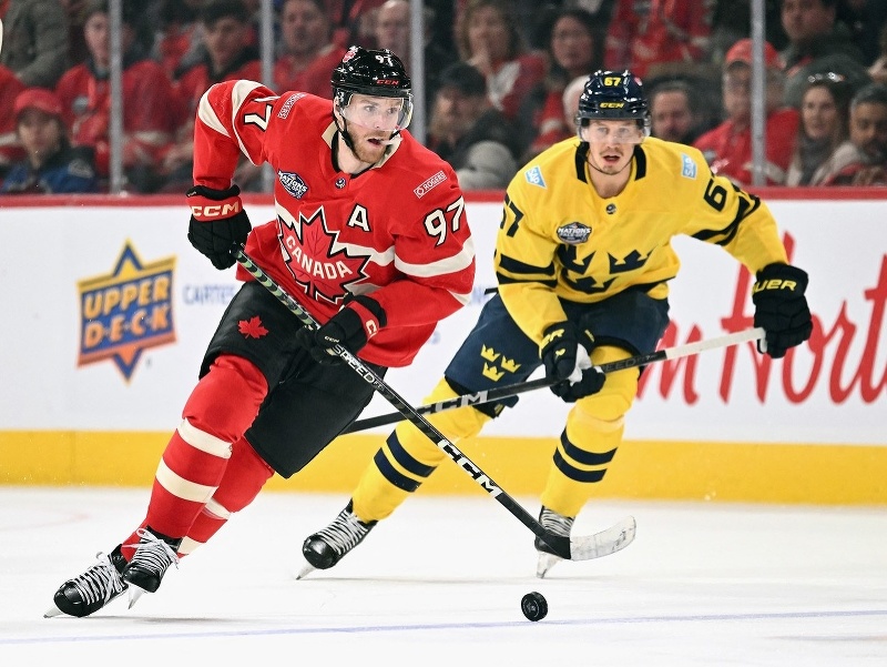 Kanadský útočník Connor McDavid počas zápasu so Švédskom