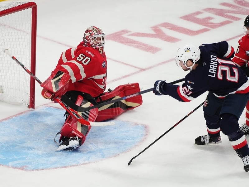 Americký útočník Dylan Larkin prekonáva kanadského brankára Jordana Binningtona