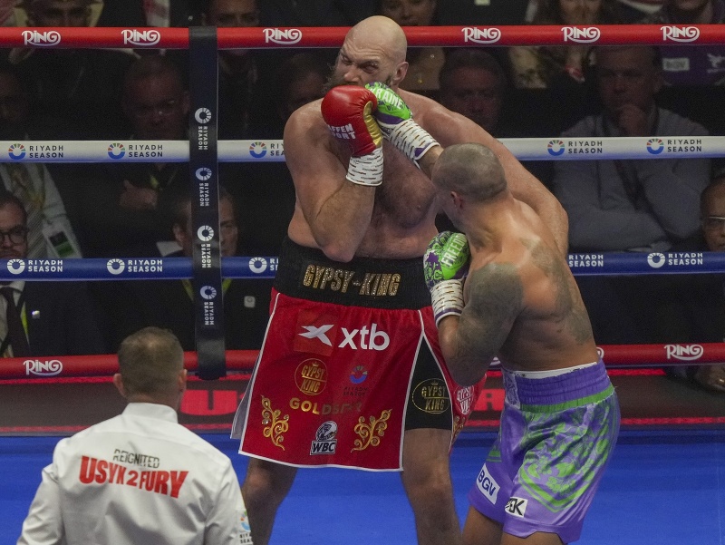Tyson Fury a Oleksandr Usyk počas odvetného duelu v Rijáde