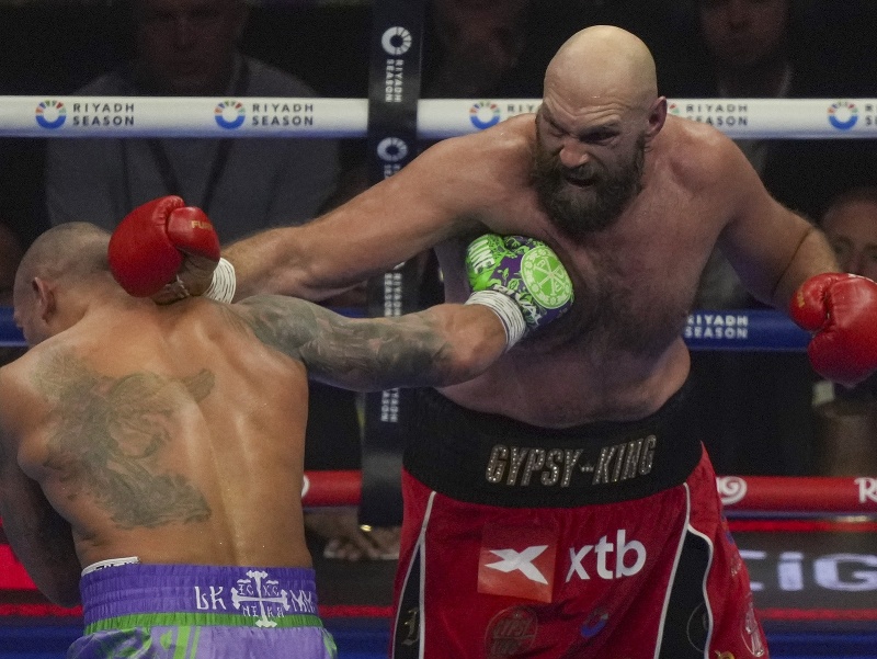 Tyson Fury (tvárou) v zápase proti Oleksandrovi Usykovi