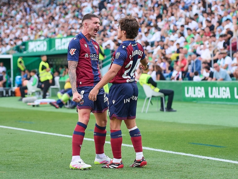 Hráči UD Levante oslavujú gól