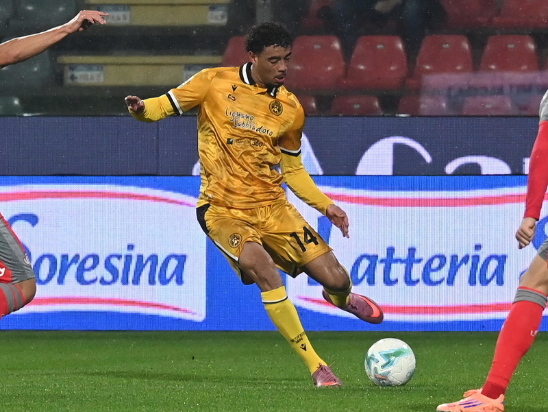 Hráč Arthur Atta z Udinese strieľa počas zápasu 7. kola talianskej Serie 