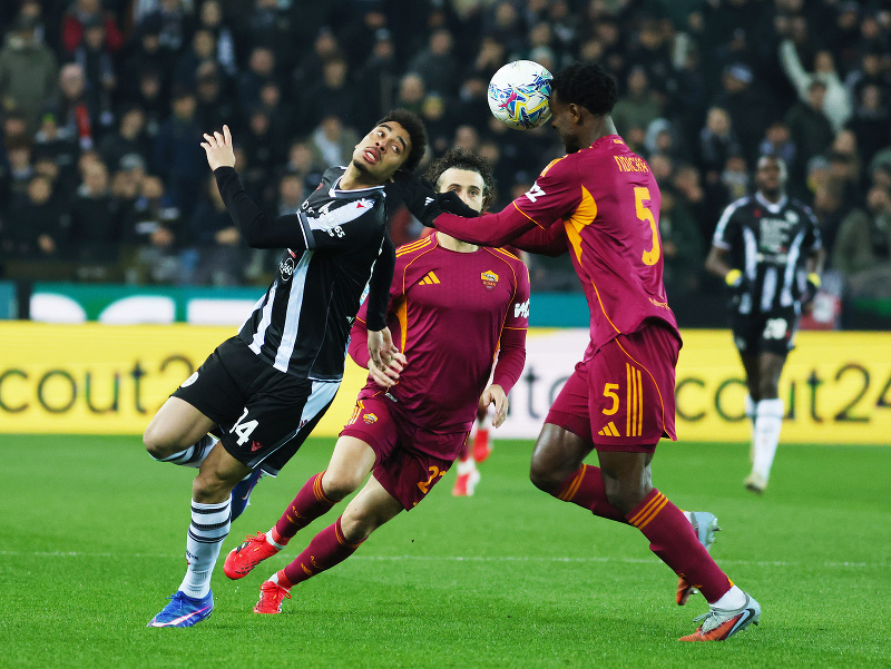 Hráč Udinese Arthur Atta (vľavo) a hráč AS Rím Evan Ndicka bojujú o loptu 