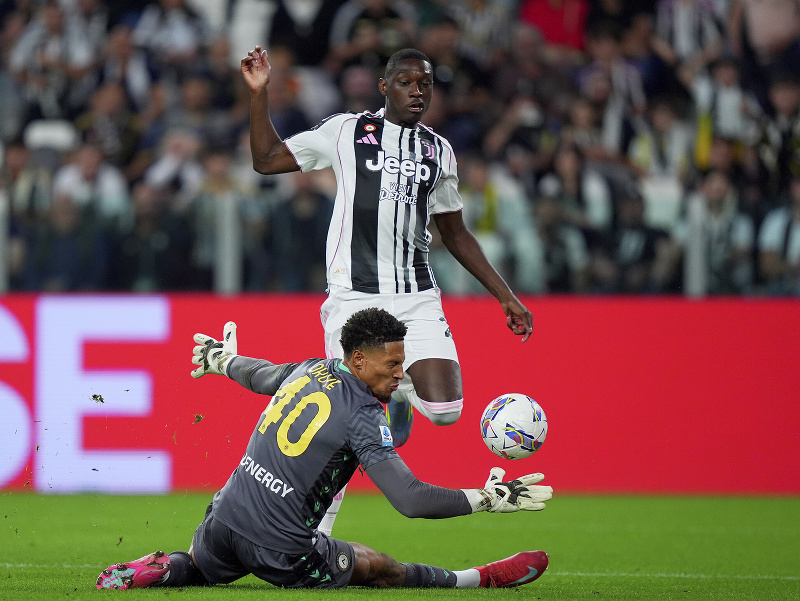 Randal Kolo Muani a zasahujúci brankár Udinese Maduka Okoye