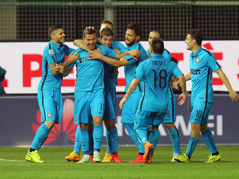 Lukas Podolski oslavuje gól do siete Udinese