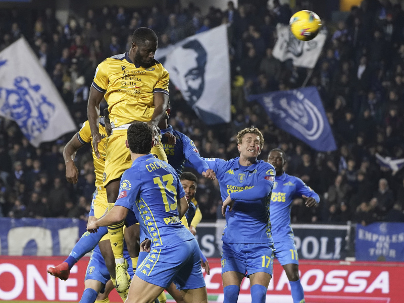 Na snímke hráč Keinan Davis z Udinese dáva gól