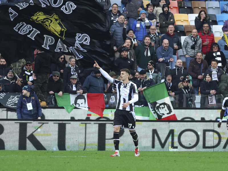 Lorenzo Lucca oslavuje gól v súboji Udinese s Veneziou