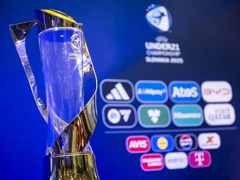 Na snímke víťazný pohár futbalových majstrovstiev Európy hráčov do 21 rokov
