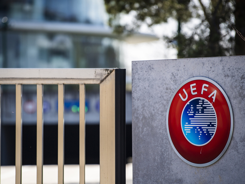 Logo Európskej futbalovej únie (UEFA) pred vstupom do sídla v Nyone