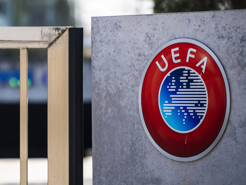 Logo Európskej futbalovej únie (UEFA) pred vstupom do sídla v Nyone