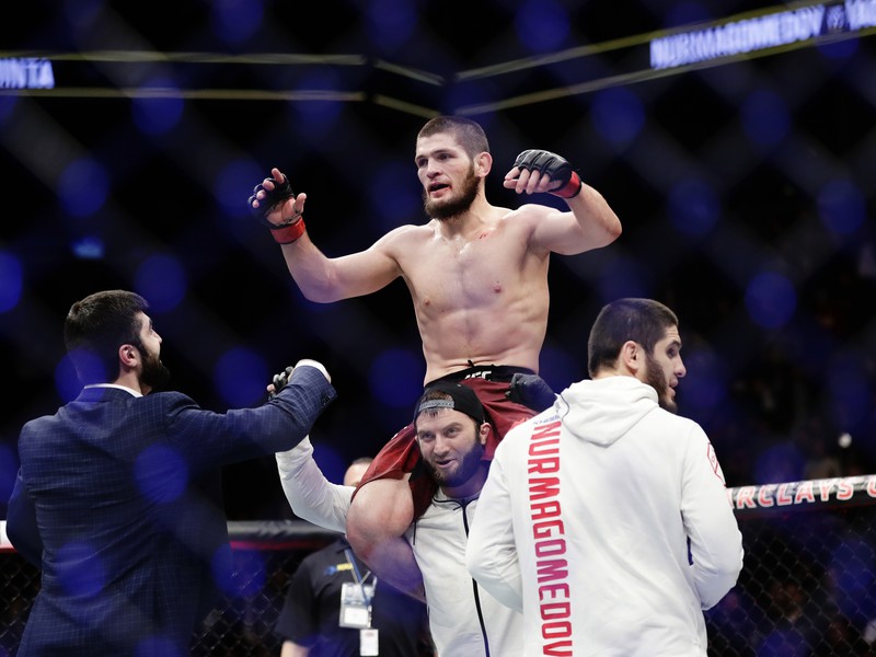 Ruský MMA zápasník Chabib Nurmagomedov oslavuje zisk titulu šampióna ľahkej váhy organizácie UFC