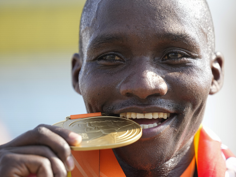 Uganďan Victor Kiplangat sa teší po zisku zlatej medaily v maratóne na MS v atletike v Budapešti
