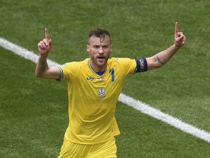 Ukrajinský futbalista Andrij Jarmolenko sa teší z gólu 
