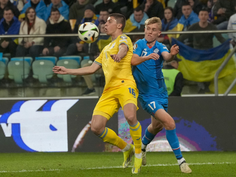 Vitalij Mykolenko (Ukrajina) v súboji počas barážového zápasu na EURO 2024 proti Islandu