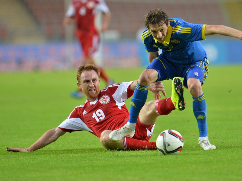 Ilustračné foto: Denys Garmash (vpravo) - strelec druhého gólu v zápase Ukrajina - Luxembursko