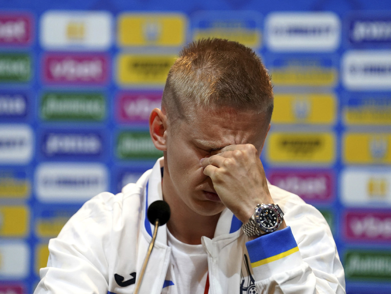 Ukrajinský futbalista Oleksander Zinčenko v slzách počas tlačovej konferencie pred zápasom so Škótskom