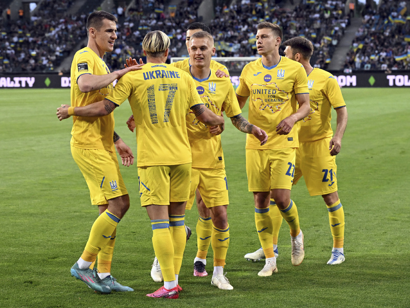 Futbalisti Ukrajiny pri oslave gólu