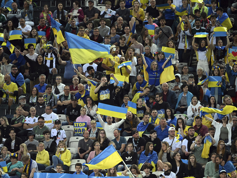 Fanúšikovia s ukrajinskými vlajkami