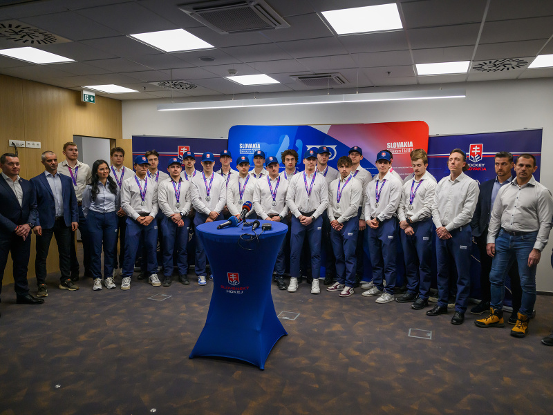 Členovia medailového hokejového tímu počas tlačovej konferencie slovenského univerzitného tímu po návrate zo Svetovej zimnej univerziády 2025 v Bratislave