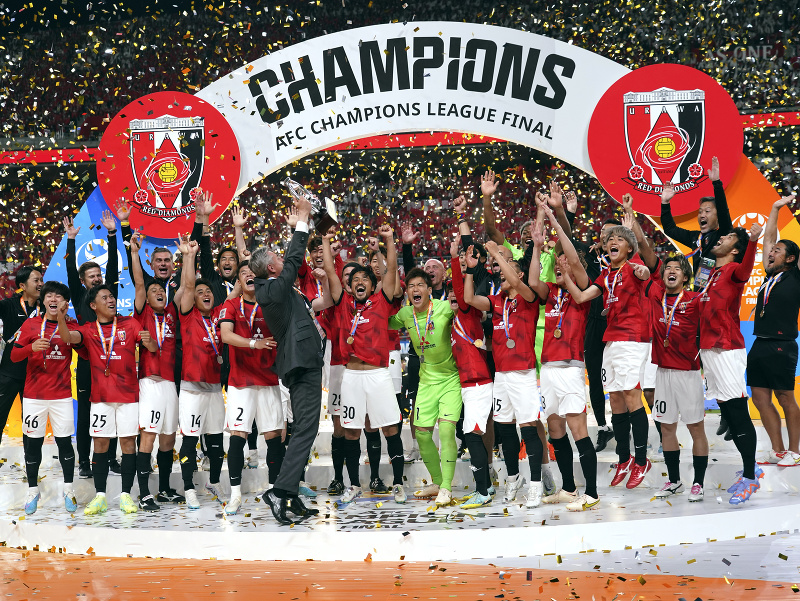 Hráči Urawa Red Diamonds oslavujú triumf v Lige majstrov Ázie