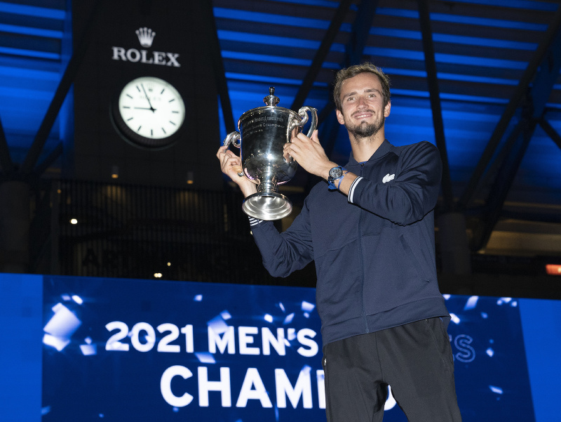 Daniil Medvedev pózuje s trofejou US Open