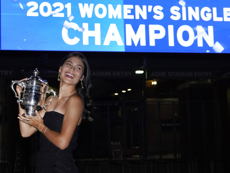 Britská tenistka Emma Raducanuová s trofejou za víťazstvo na US Open 2021