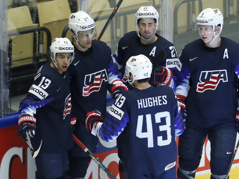 Anders Lee so spoluhráčmi oslavuje gól USA