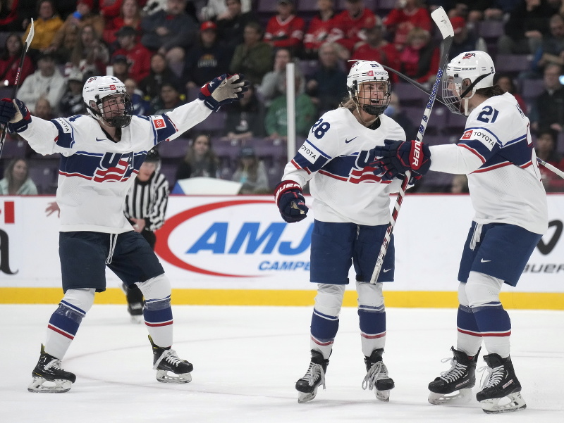 Americká hokejistka Amanda Kessel (28) sa teší z gólu so spoluhráčkami