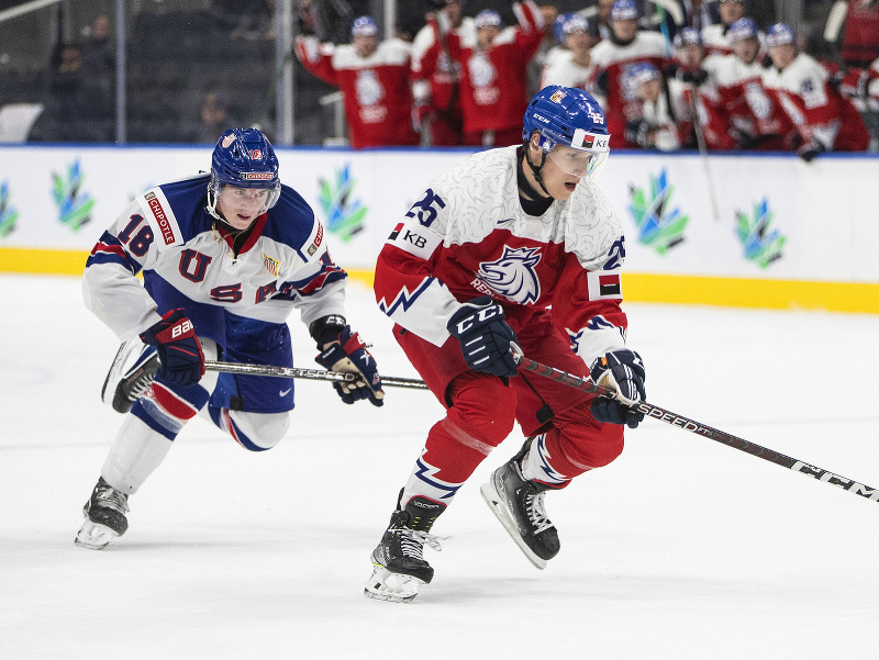 Jiří Kulich v drese českej 20-ky, za ním Logan Cooley. Stretnú sa aj na NHL úrovni?