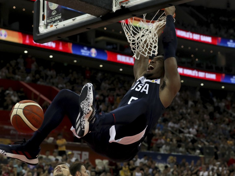 Americký basketbalista Donovan Mitchell smečuje do koša