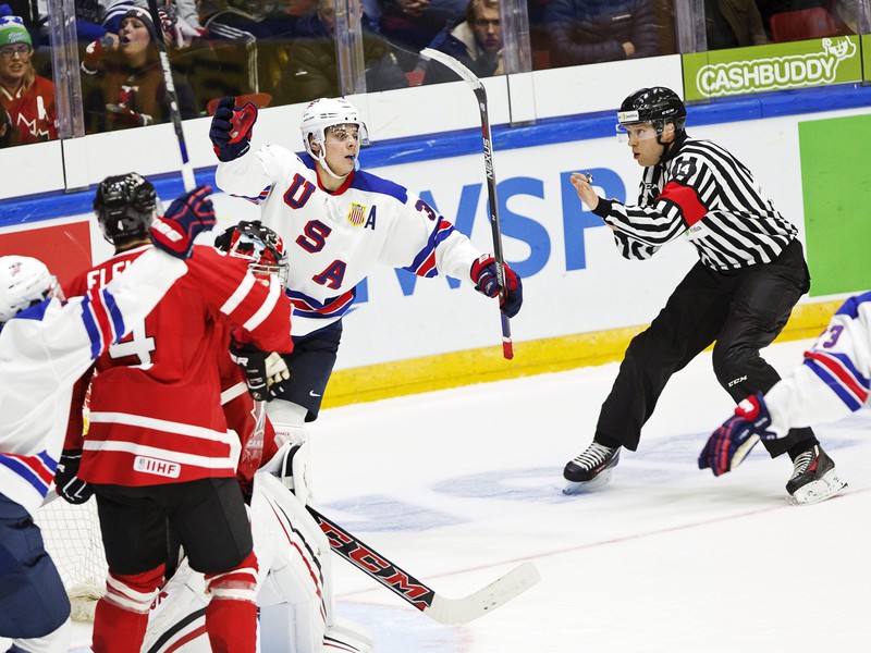 Auston Matthews oslavuje víťazný gól mladíkov USA