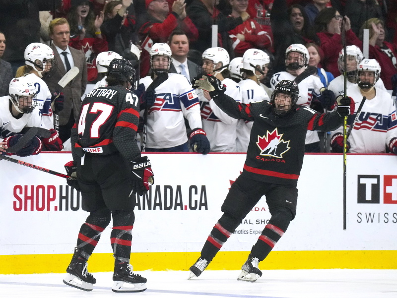 Gólová radosť hráčok Kanady v súboji proti USA