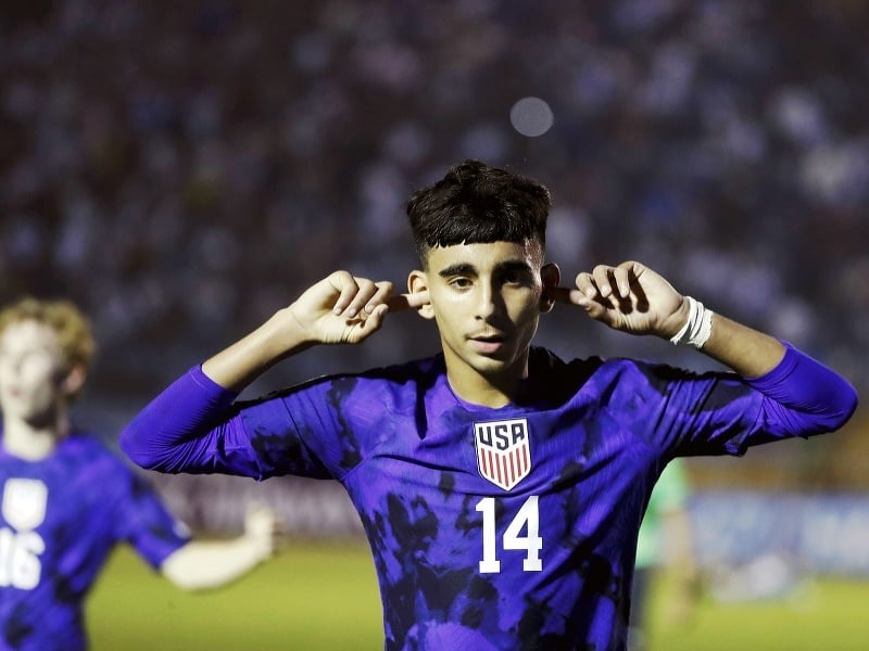Americký mládežnícky reprezentant Keyrol Figueroa oslavuje svoj gól