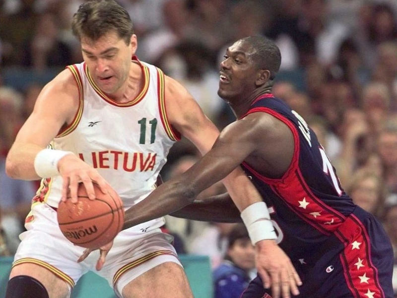 Arvydas Sabonis na OH proti americkej legende Hakeemovi Olajuwonovi
