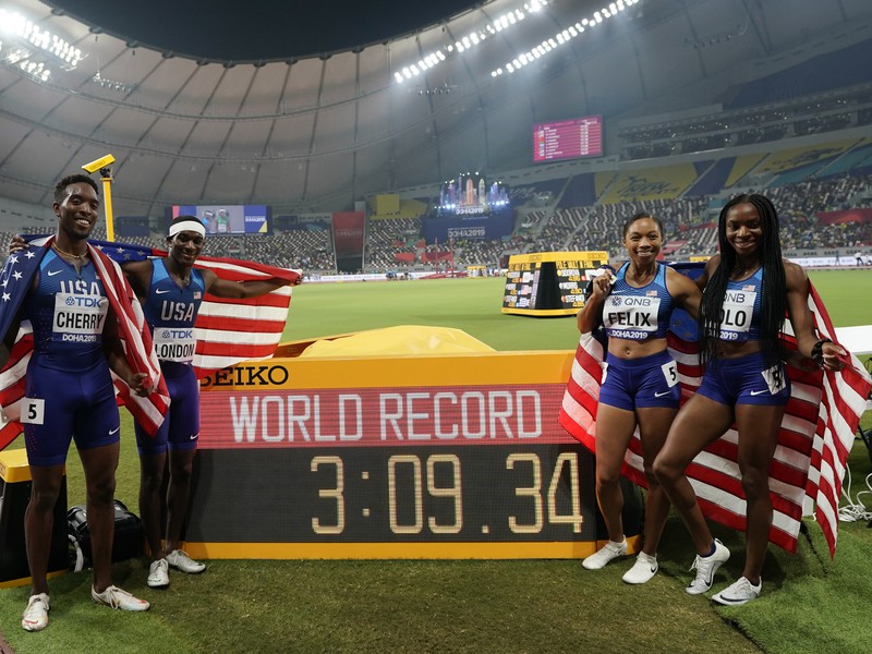 Zmiešaná štafeta USA (London, Felixová, Okolová, Cherry) sa postarala o svetový rekord
