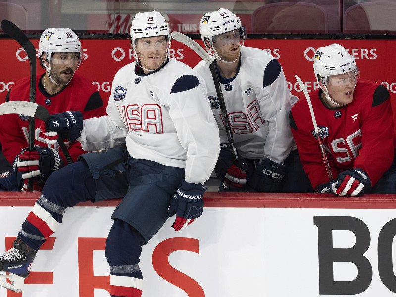 Hokejisti USA zľava: Vincent Trochek, Matthew Tkachuk, Kyle Connor a Brady Tkachuk